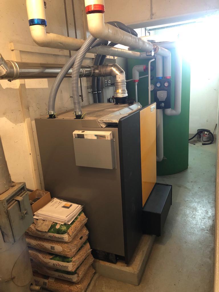 Pelletheizung mit Warmwasserspeicher im Heizraum